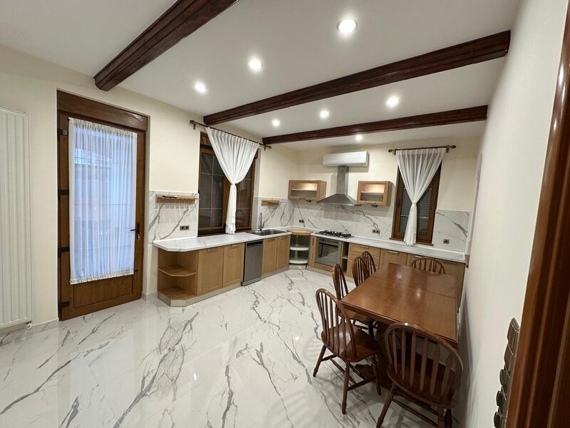 Pipera, acces Bd. Erou Iancu Nicolae 39, vila in ansamblu rezidential.