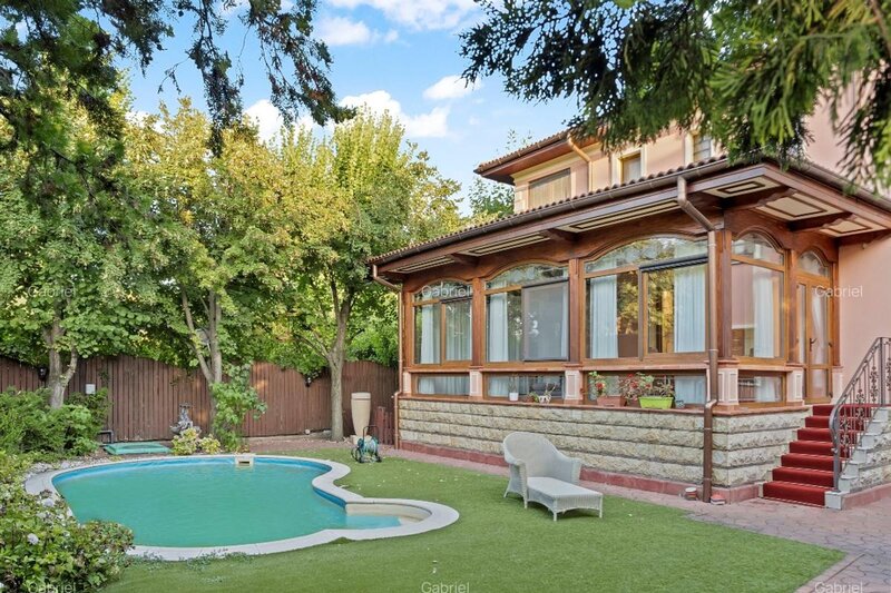 Pipera, acces Bd. Erou Iancu Nicolae 39, vila in ansamblu rezidential.